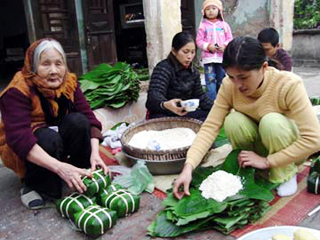 Gói bánh chưng: Nét đẹp của Tết cổ truyền