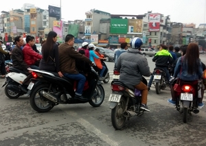  Dân Hà Nội vô tư kẹp 3, &quot;đầu trần&quot; xuống phố dịp Tết