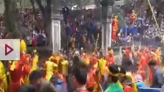 Hỗn loạn vì tranh cướp lộc ở hội Gióng