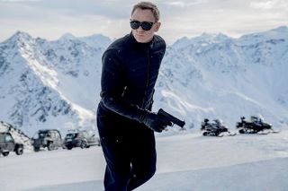 Daniel Craig chứng minh không già cỗi trong “Spectre”