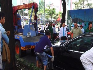 Tài xế đột tử khi đang lái, ô tô lao đầu vào xe khách