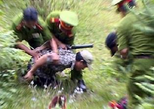 Bắt giữ 10 đối tượng có vũ trang vận chuyển ma túy qua biên giới