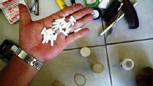 Giả danh cảnh sát, chuốc thuốc ngủ cướp tài sản