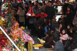 Văn minh vật chất và sự “trần hóa” chốn tâm linh