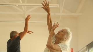 Vũ công 100 tuổi Eileen Kramer vẫn đến với sân khấu