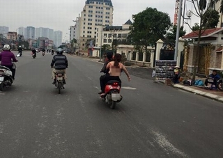 Cô gái cởi phăng đồ giữa phố vì cãi nhau với bạn trai