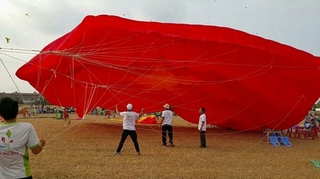 Bé 4 tuổi bị diều Festival cuốn lên 20m, rơi tử vong