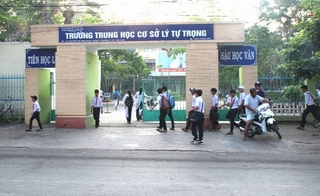 Vụ nữ sinh bị đánh hội đồng: Tạm đình chỉ hiệu trưởng