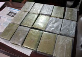 Ngang nhiên mang 10 bánh heroin... đi bán