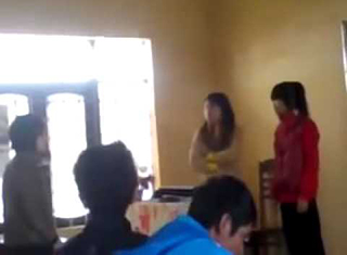  Cô giáo đuổi đánh học sinh trong lớp
