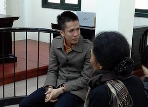 Nghi trộm tiền, bà bầu bị đánh hội đồng