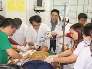 Đảm bảo thuốc, phương tiện cứu chữa nạn nhân vụ sập giàn giáo