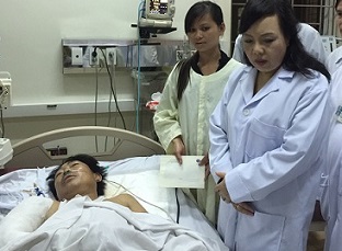 Bộ trưởng Bộ Y tế thăm hỏi, động viên nạn nhân vụ sập giàn giáo