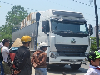 Đi mời cưới, đâm vào xe tải tử vong