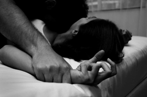 Kẻ làm thuê mò vào phòng hiếp chủ nhà lúc nửa đêm