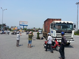 Thoát chết khi bị bánh xe container đè qua người