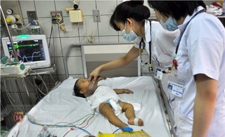 Hơn 300 triệu đồng hỗ trợ bé 2 tuổi bị rắn cắn
