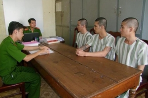 Đồng tính giả gái bán dâm &quot;chôm&quot; tiền của khách