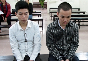 Tài xế taxi đua xe kinh hoàng, tông đổ nhà dân