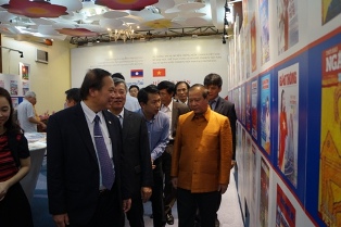 Hội Báo Xuân Việt Nam 2015 tưng bừng khai mạc tại Lào