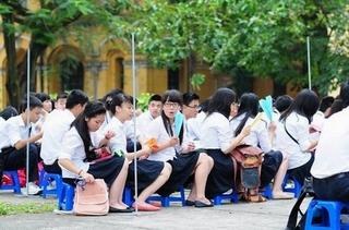 Cấm vận động học sinh không thi vào lớp 10