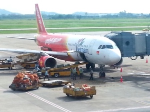 Mở cửa thoát hiểm máy bay để tìm… nhà vệ sinh!