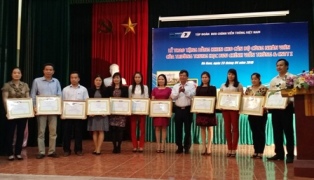 VNPT trao bằng khen cho cán bộ trường Trung học BCVT và CNTT 1
