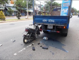 Trên đường đi mua cơm, thợ sơn húc vào đuôi xe tải
