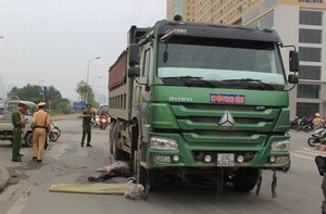 Bị xe ben đâm, người phụ nữ đi xe máy chết thảm
