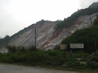 Trại giam bị mỏ đá... hành hạ!