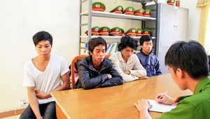 Nhóm côn đồ lao vào đánh hai công an dã man