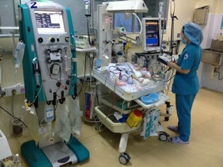 Lọc máu liên tục cứu sống bé sơ sinh 5 ngày tuổi