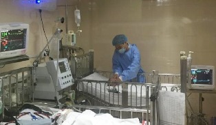 Hai bệnh nhi ho gà biến chứng hiếm gặp được cứu sống