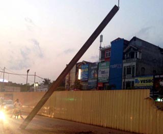 Dầm thép đường sắt trên cao lại đổ ập xuống đường