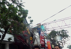 Cần cẩu thi công đường sắt đô thị sập đè vào nhà dân