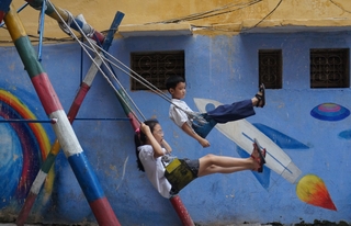 Hà Nội và những &quot;cuộc chiến&quot; giành lại sân chơi