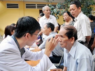 100.000 người dân được khám, chữa bệnh, cấp thuốc miễn phí