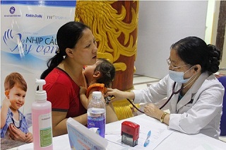 Hơn 300 trẻ làng “ô nhiễm” được khám sức khỏe miễn phí