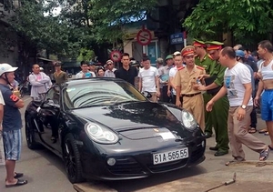 Tài xế &quot;siêu xe&quot; Porsche cố thủ chống đối cảnh sát
