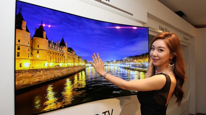 Màn hình OLED mỏng như đĩa DVD, dính lên tường