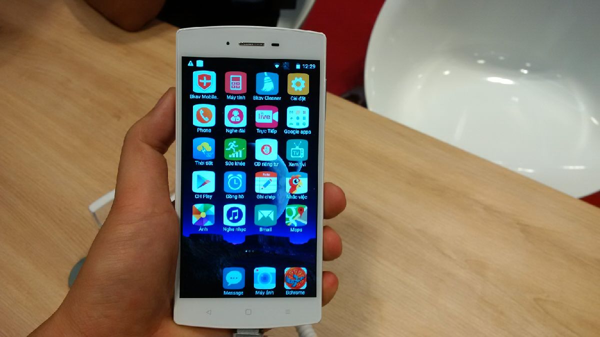 Cận cảnh Bphone có giá từ 9,99 triệu đồng