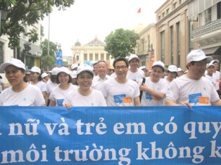 Phó Thủ tướng Vũ Đức Đam đi bộ vì môi trường không khói thuốc