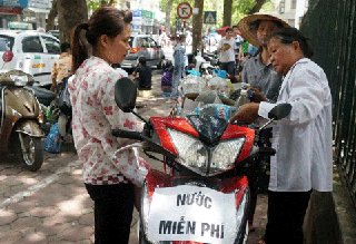  Bà lão đầu trần đội nắng phát nước miễn phí giữa Thủ đô