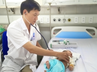 Phẫu thuật cắt gan cứu sống bệnh nhi 2 tháng tuổi