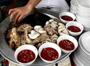 Bệnh liên cầu lợn: Nguy hiểm tính mạng vì ăn tiết canh