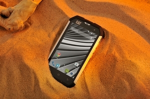 8 smartphone Android nên chọn khi đi biển