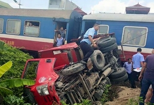 Xe tải bị tàu hoả húc văng xa, nằm &quot;phơi bụng&quot;