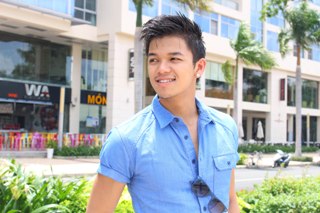 Trọng Hiếu Idol &quot;liều mình&quot; với 2 ca khúc tiếng Việt
