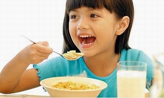 Lý do không nên cho trẻ vừa ăn vừa uống