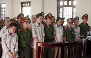 Xét xử vụ &quot;quan tài diễu phố&quot;:: Con rể cựu Chủ tịch tỉnh không đến Toà theo triệu tập
